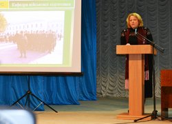 Від імені науково-педагогічних працівників,  співробітників, аспірантів і студентів університету привітала учасників свята в.о. ректора, д.е.н., професор Олена Олександрівна Непочатенко